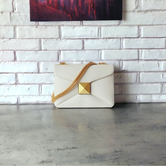 NEW Genuine Leather White Square Crossbody Bag With Gold Rivet & Chain Strap - Picture 3 of 16